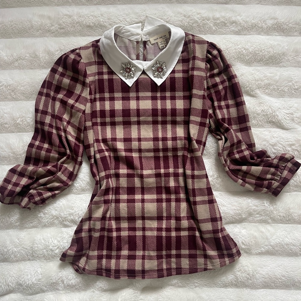 collared top with details